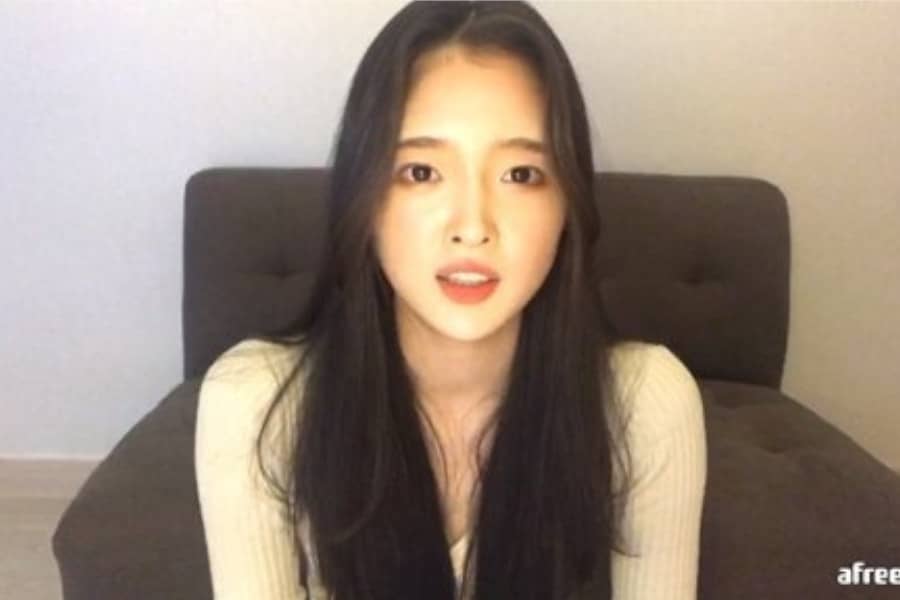 Eunjin Debuts as Live Streamer